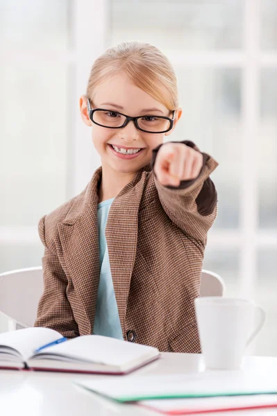 Meisje in glazen en formalwear — Stockfoto