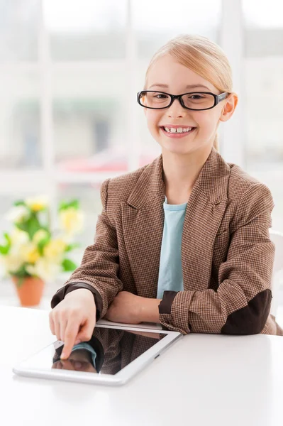 Menina de óculos trabalhando em tablet digital — Fotografia de Stock