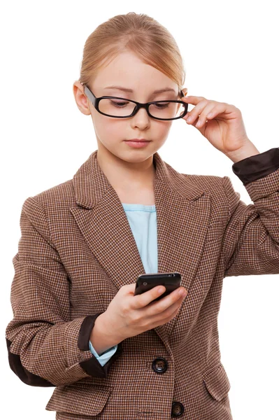 Menina em formalwear olhando para o telefone móvel — Fotografia de Stock