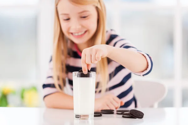 Een cookie dompelen. — Stockfoto