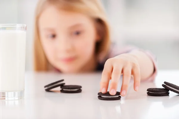 Menina tomando biscoitos — Fotografia de Stock