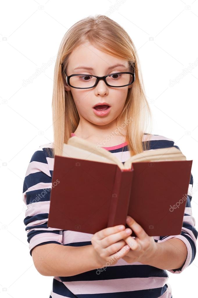 Книга удивлений. Удивленная ученица. Человек с книжкой удивлен. Удивление от книги. Девочка с книгой удивлена.