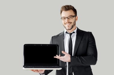 onun laptop kopya alanı işaret eden işadamı