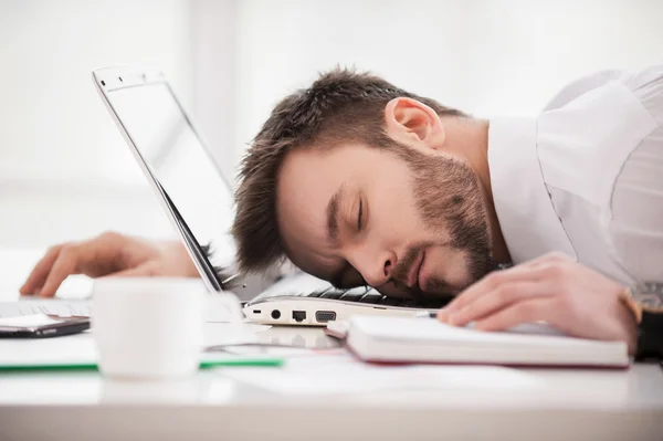 Hombre en ropa formal durmiendo en el lugar de trabajo — Foto de Stock