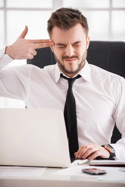 Frustrerade unga mannen i formalwear röra vid hans tempel med finger pistol — Stockfoto