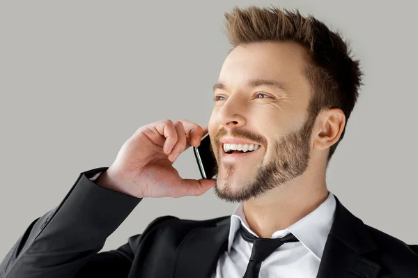 Hombre en ropa formal hablando por teléfono y sonriendo — Foto de Stock