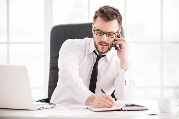 Hombre trabajando en su lugar de trabajo — Foto de Stock