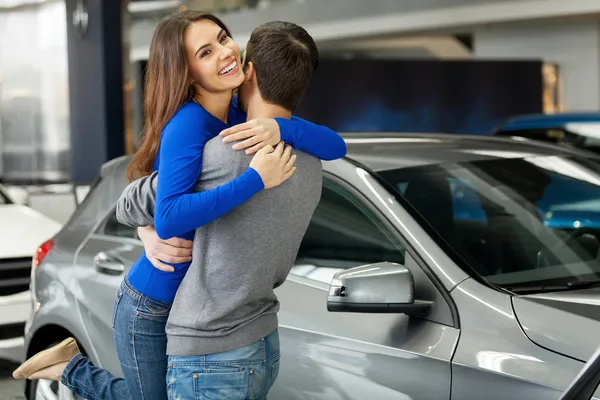 Donna che abbraccia il suo ragazzo grazie per la nuova auto — Foto Stock