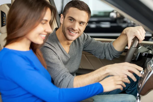 Paret sitter vid framsätena i sin nya bil — Stockfoto