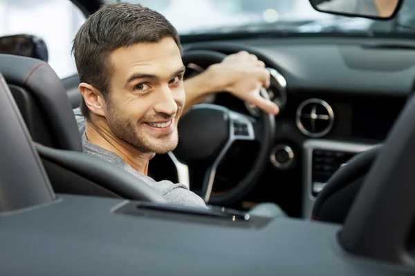 Men sitting at front seat of the car looking at camera — Stock Photo, Image