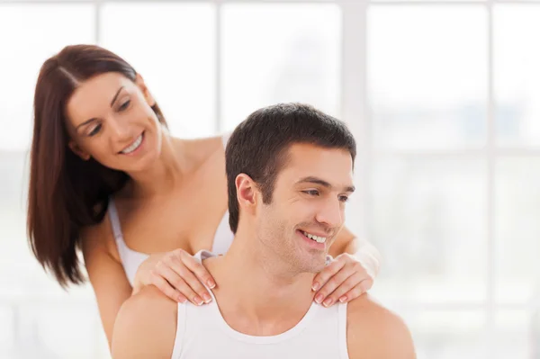 Vrouw doen massage toi haar vriendje — Stockfoto