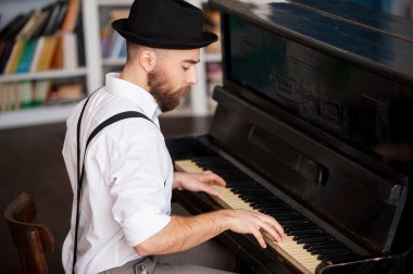 piyano çalmak bir sakallı erkeklerin profili