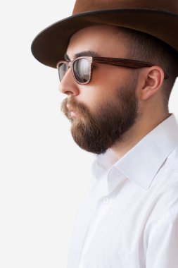 Zijaanzicht van de knappe jonge man