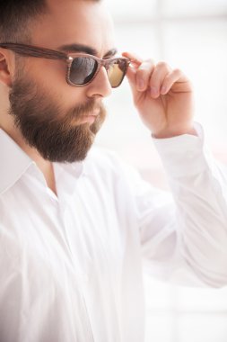 adam resmi kıyafeti güneş gözlüklerini ayarlama