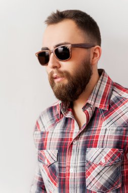 yakışıklı genç güneş gözlüğü yan görünüm