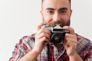 Genç sakallı adam sana retro kamerası ile odaklama