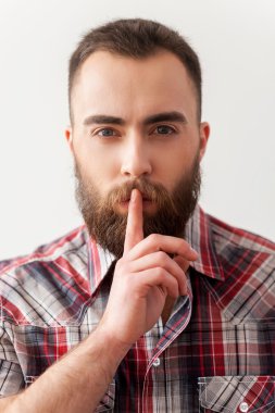 çıkıntı işareti yaparak sakallı adam portresi