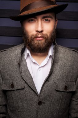 Kameraya bakarak şapkalı yakışıklı genç