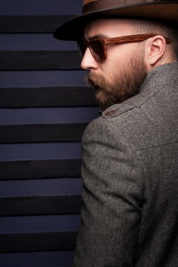 yakışıklı genç adam güneş gözlüğü ve kat yan görünüm