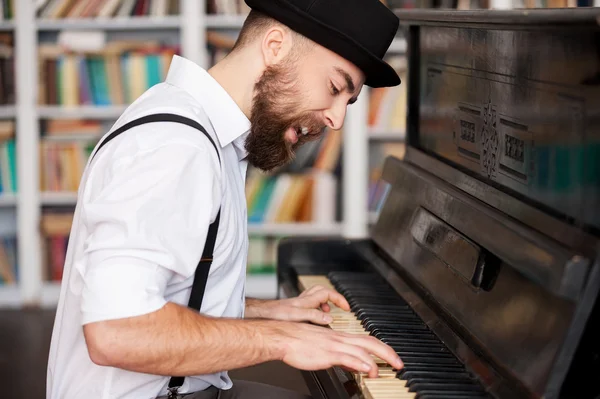 Handsome men playing piano and singing — Stock Photo, Image
