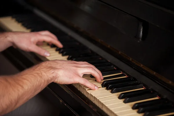 Primo piano tiro di mani toccare i tasti del pianoforte — Foto Stock