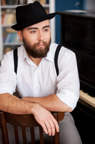 Kendi piyanoyu önünde oturan sakallı adam portresi — Stok fotoğraf