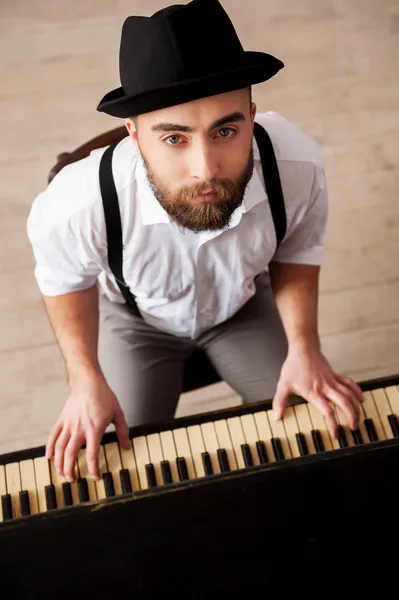 Bovenaanzicht van bebaarde mannen spelen piano en op zoek op camera — Stockfoto