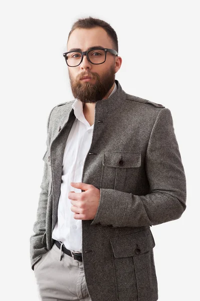Mann in Formalbekleidung hält Hand in Tasche und blickt in Kamera — Stockfoto