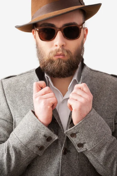 Mann in Formalbekleidung passt seinen Mantel an — Stockfoto