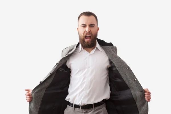 Barbudo hombre gritando y mirando a la cámara — Foto de Stock