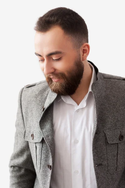 Hombre con abrigo mirando hacia otro lado y sonriendo — Foto de Stock