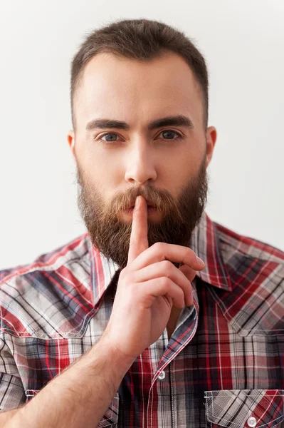 Портрет бородатого человека, делающего знак отличия — стоковое фото