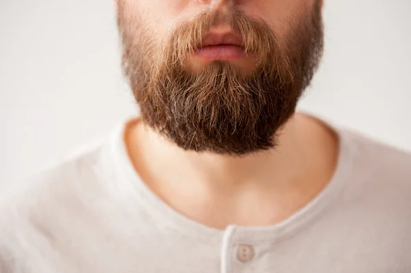 Primer plano imagen recortada de cara de hombre barbudo —  Fotos de Stock