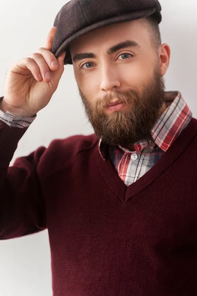 Muž a nastavení jeho klobouk, při pohledu na fotoaparát — Stock fotografie