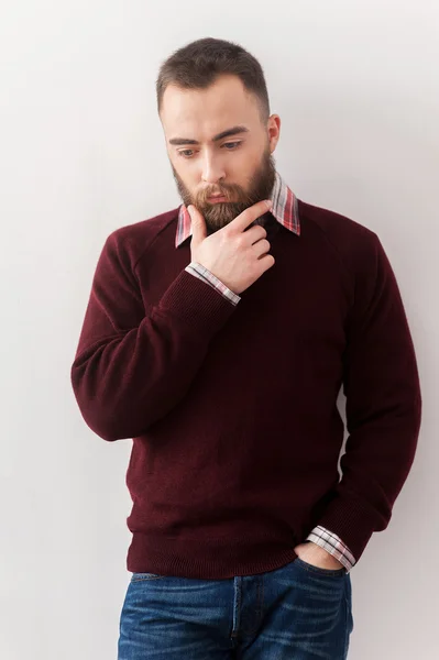 Pohledný muž v neformálním oblečení drží ruku na bradě — Stock fotografie