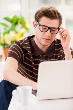 Evde çalışan adam.