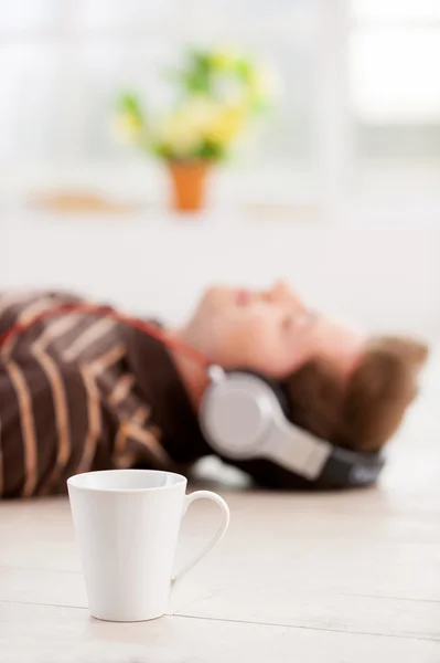 Mann mit Kopfhörer hört Musik und hält die Augen geschlossen — Stockfoto