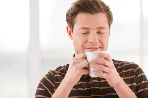 Człowiek zapachu kawy i utrzymanie oczy zamknięte — Zdjęcie stockowe
