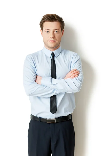 Man in formalwear looking at camera and keeping arms crossed — Stock Photo, Image