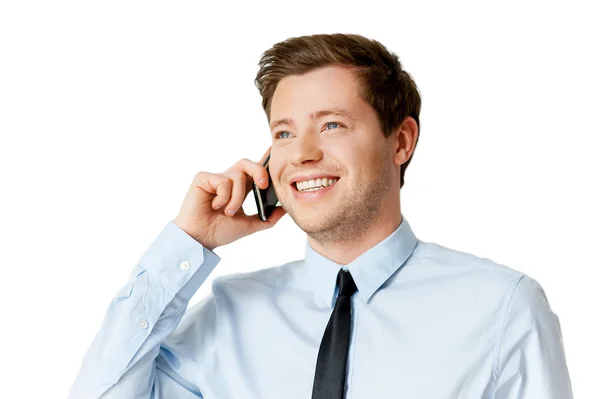 Uomo in camicia e cravatta che parla al cellulare e distoglie lo sguardo — Foto Stock