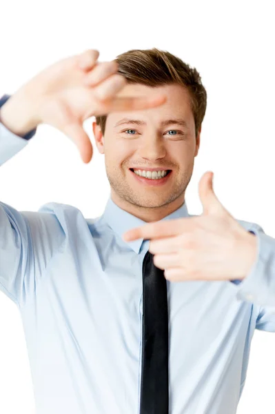 Muž v košili a kravatu zaměřit se na vás s prstem rámem a s úsměvem — Stock fotografie