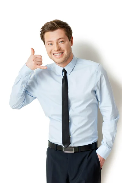 Мужчина в рубашке и галстуке жестикулирует и улыбается — стоковое фото