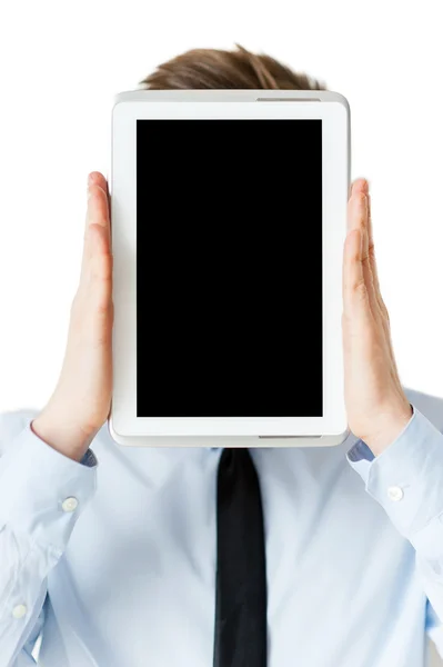 Hombre con camisa y corbata escondiendo su cara detrás de la tableta digital — Foto de Stock