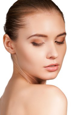 yan görünümü güzel genç gömleksiz kadının omzuna arıyorsunuz