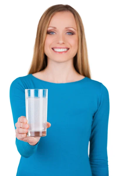 Mujer sosteniendo un vaso con agua y aspirina — Foto de Stock