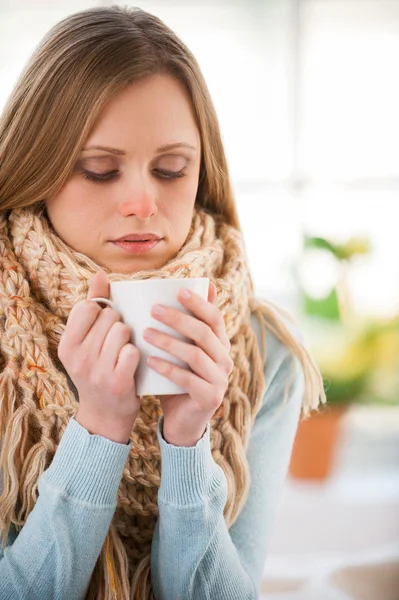 Young woman in scurf drinking hot tea — Stock Photo, Image