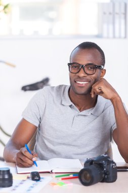 Afrikalı bir şey yazı Not Defteri içinde rahat kıyafet erkekte