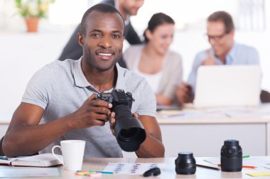 kamera tutarak ve gülümseyerek Afrikalı bir adam