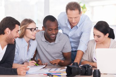 Grup birlikte oturan neşeli iş adamları