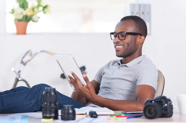 Africký muž v běžné nošení pracují na digitálním tabletu — Stock fotografie